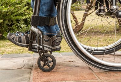 Personne en fauteuil roulant